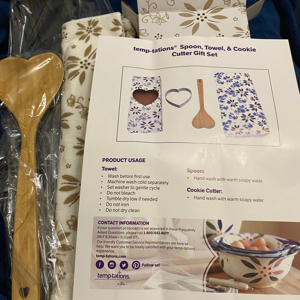 Floral Brown and white towel, Spoon and Cookie Cutter Hift Set - Picture 3 of 6